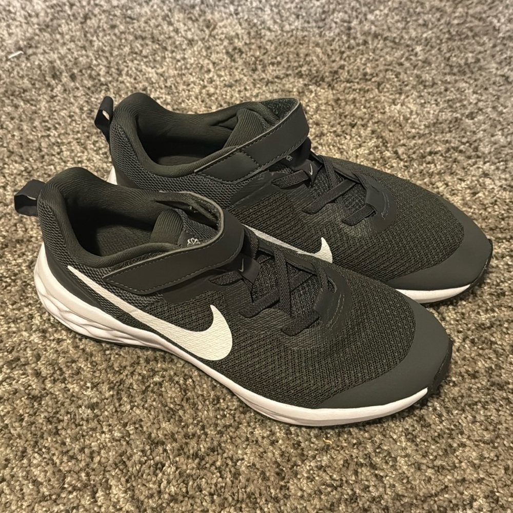 NWT Youth Boys 3Y , NIKE Revolution Sneakers 👟